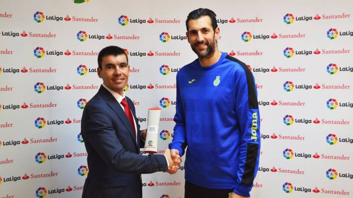 Diego López, guardameta del Espanyol, recibe el galardón al mejor jugador de noviembre de LaLiga 1,2,3