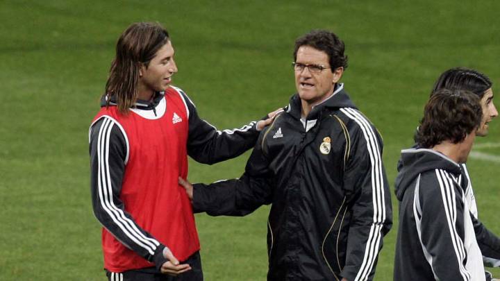 Sergio Ramos junto a Fabio Capello durante un entrenamiento en el Allianz Arena de Munich.