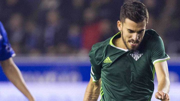 El centrocampista del Real Betis, Dani Ceballos, intenta llevarse el balón ante la entrada del jugador del Alavés, Manu García, durante el encuentro correspondiente a la decimosexta jornada de primer división, que han disputado esta noche en el estadio Mendizorroza de Vitoria.