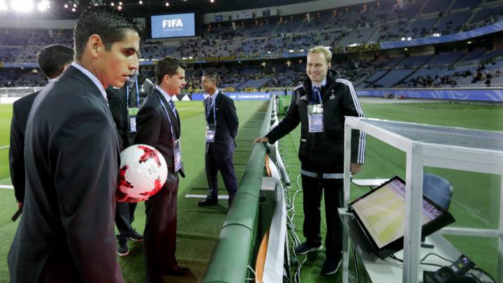 Personal de la FIFA supervisa el sistema del árbitro asistente de vídeo (VAR) antes del partido de semifinales del Mundial de clubes entre el Real Madrid y el Club América de México.