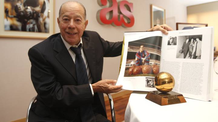 Luis Suárez posa con su Balón de Oro en AS.