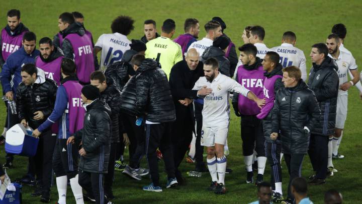 El entrenador francés Zinedine Zidane, dando instrucciones a sus jugadores antes de la prórroga del Real Madrid-Kashima Antlers, partido correspondiente a la final del Mundial de Clubes de la FIFA.