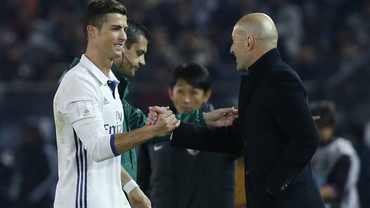 Cristiano Ronaldo y Zinedine Zidane se saludan al ser cambiado el primero en la prórroga de la final del Mundial de Clubes, disputada en Yokohama (Japón) con resultado de 4-2 favorable a los blancos.