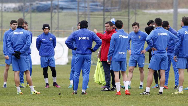 Garitano, en la charla a los jugadores del Leganés durante el entrenamiento de ayer.