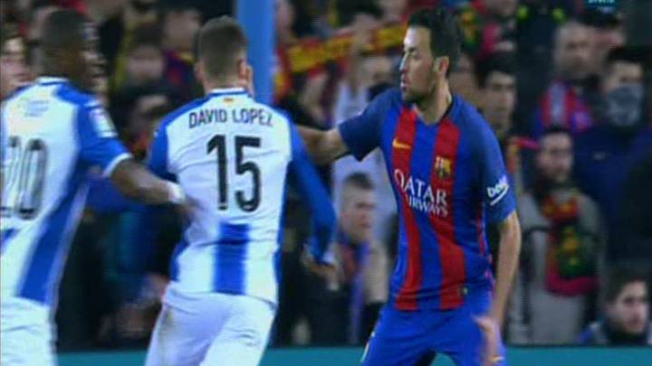 Busquets le da un manotazo a David López.