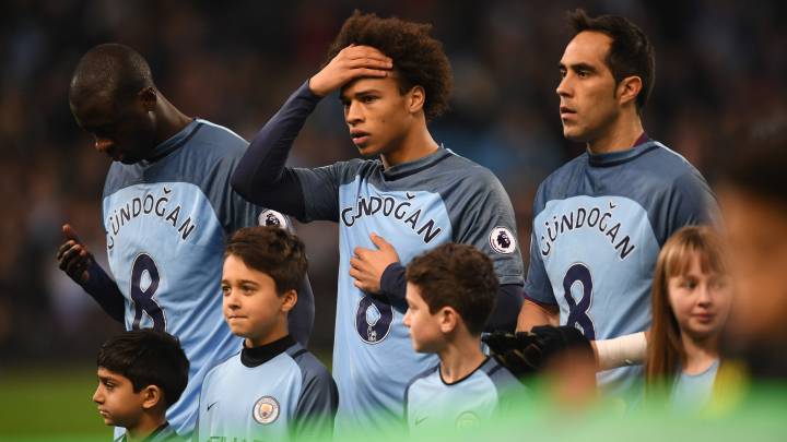 Yaya Touré, Leroy Sané y Claudio Barvo, homenajeando a Ilkay Gündogan.