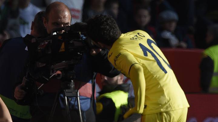 Alexandre Pato celebra su gol junto a la cámara de televisión contra el Sporting de Gijón.