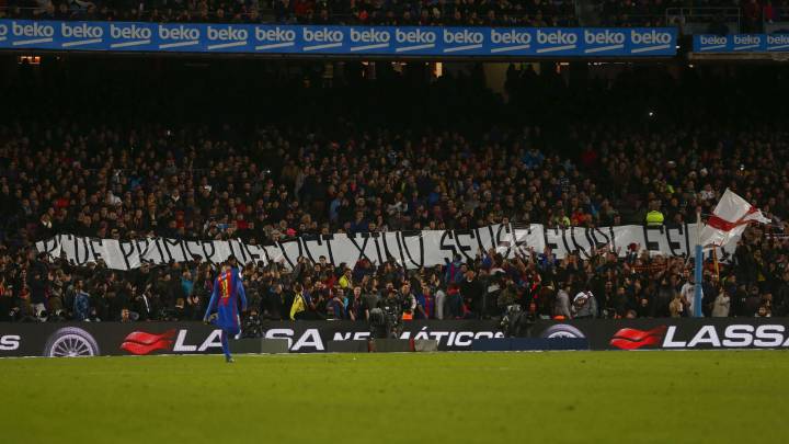 Pancarta de la grada de animación del Barcelona contra el Espanyol.