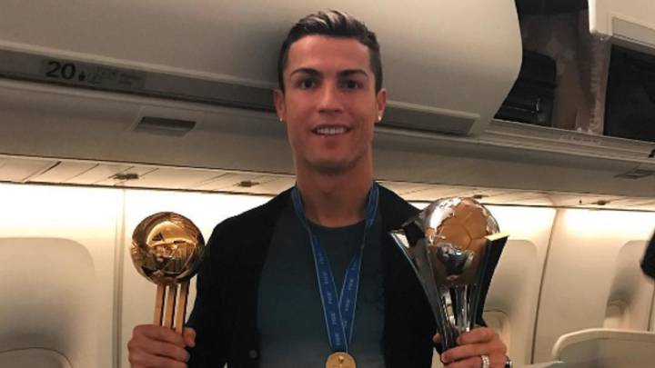 Cristiano Ronaldo, en el avión, de camino a Madrid.