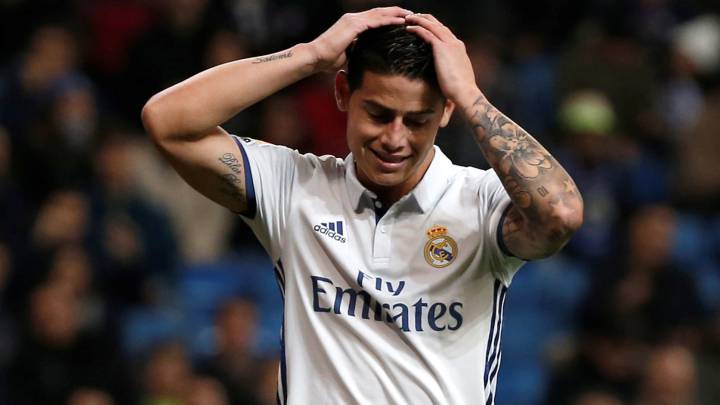 El colombiano James Rodríguez se lamenta con las manos en la cabeza durante el Real Madrid-Deportivo de la Coruña de LaLiga, disputado en el estadio Santiago Bernabéu.