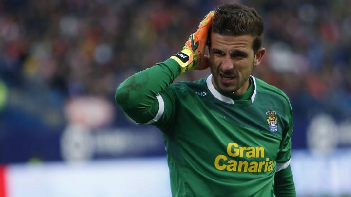Javi Varas, portero de Las Palmas, en el partido frente al Atlético.