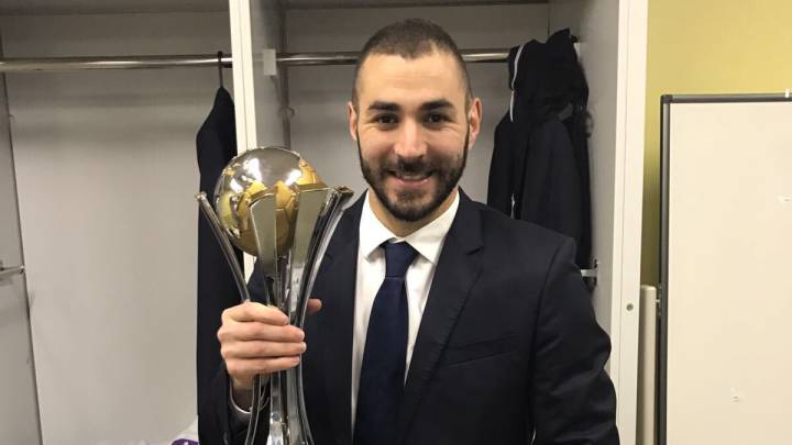 Benzema posa con el trofeo del Mundial de Clubes.