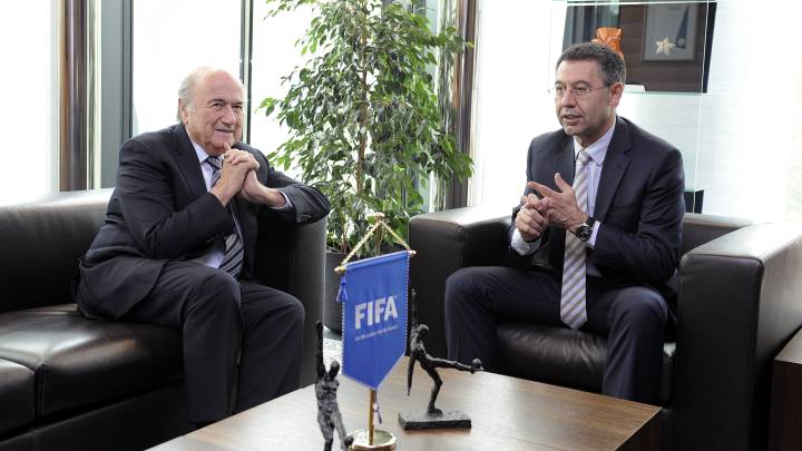 Blatter y Bartomeu, durante una entrevista en la que charlaron sobre la sanción de la FIFA al Barcelona.