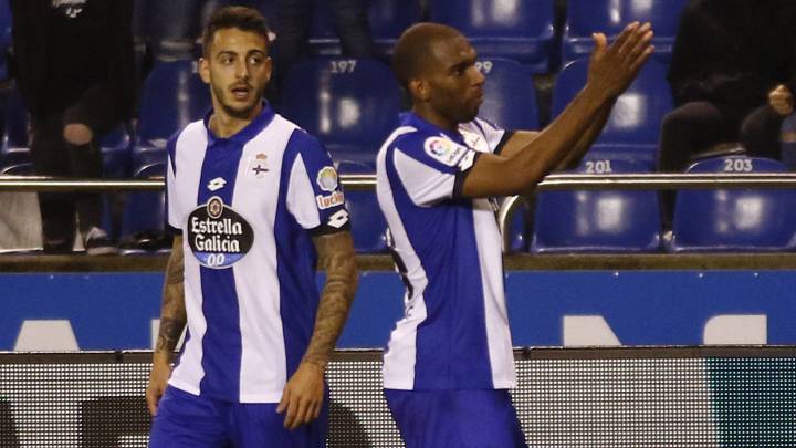 Babel celebra un gol con el Depor