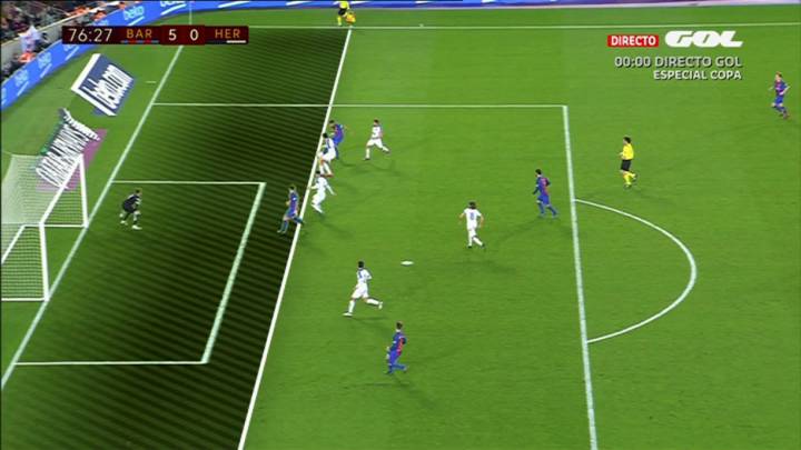 Paco Alcácer, en posición ilegal al anotar su primer gol oficial con el FC Barcelona, en el partido de vuelta de la Copa del Rey en el Camp Nou entre el club culé y el Hércules, equipo de Segunda B.