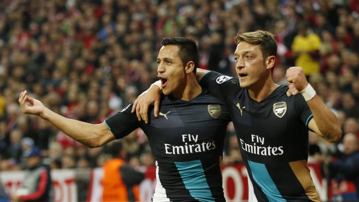 Alexis y Özil celebran un gol con el Arsenal.