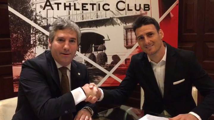 Aritz Aduriz: Athletic Club striker signs new contract
