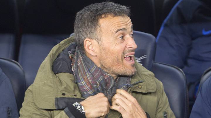 El entrenador del FC Barcelona, Luis Enrique en el banquillo antes del comienzo del partido de vuelta de los dieciseisavos de final de la Copa del Rey ante el Hércules disputado en el Camp Nou en Barcelona.