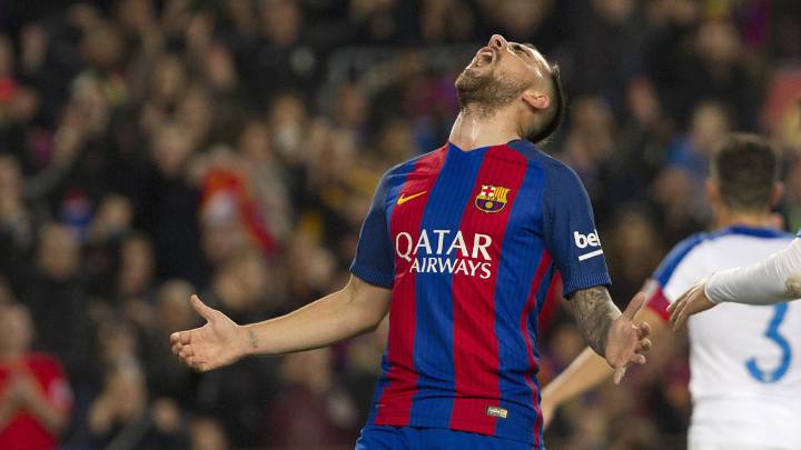 Paco Alcácer, celebrando su primer gol oficial con el Barcelona.