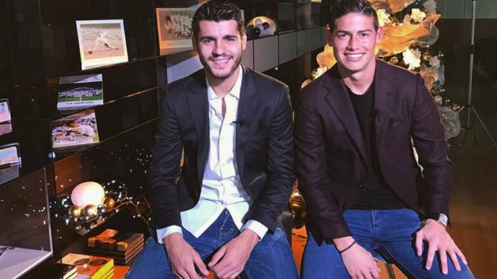 Morata posa con James para desear felices fiestas