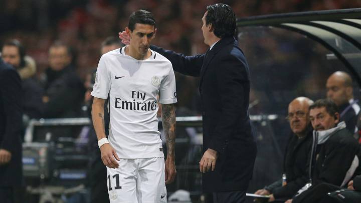 El entrenador español Unai Emery saluda a un cabizbajo Ángel di María tras sustituirle en el EA Guingamp - Paris St Germain de la Ligue 1 francesa, disputado en el Roudourou Stadium.