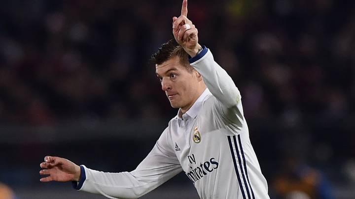 El alemán Toni Kroos, con el balón durante el Real Madrid-Kashima Antlers, partido disputado en el estadio de Yokohama, correspondiente a la final del Mundial de Clubes de la FIFA 2016.