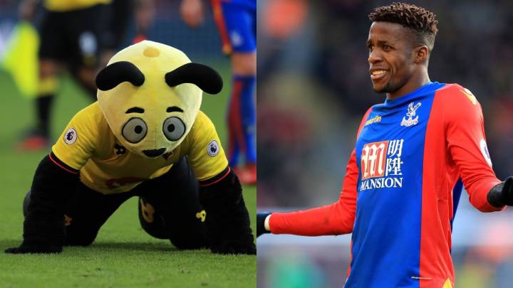 Harry 'el Avispón', la mascota del Watford, y Wilfried Zaha, el jugador del Crystal Palace, durante el partido que inauguró el Boxing Day.