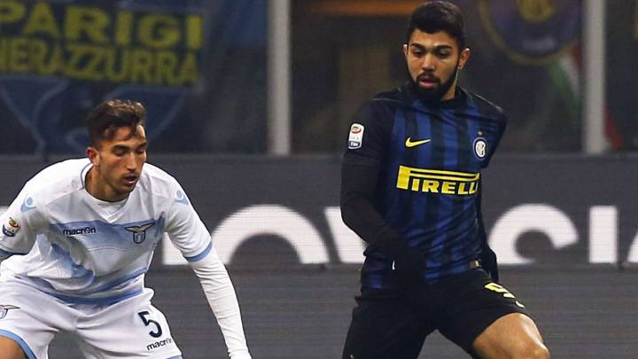 El atacante brasileño Gabriel Barbosa Almeida, 'Gabigol', controla el balón ante tres rivales en el Inter de Milan-Lazio de la Serie A italiana.