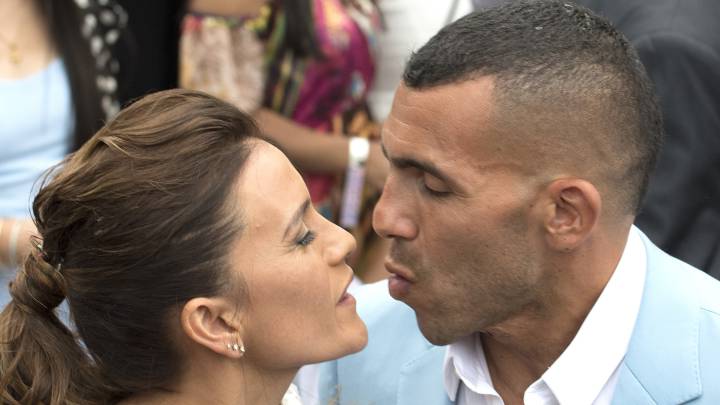 El delantero argentino Carlos Tévez, de Boca Juniors, en su boda con Vanesa Mansilla, en Uruguay.