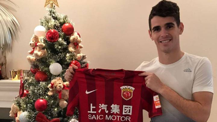 El futbolista brasileño Oscar posa con la camiseta del Shanghai SIPG.