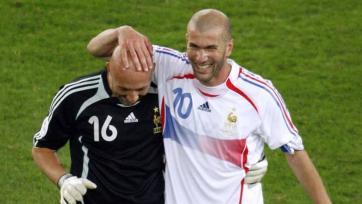 Fabien Barthez y Zinedine Zidane se abrazan en una imagen de archivo de un partido de ambos con la Selección francesa.