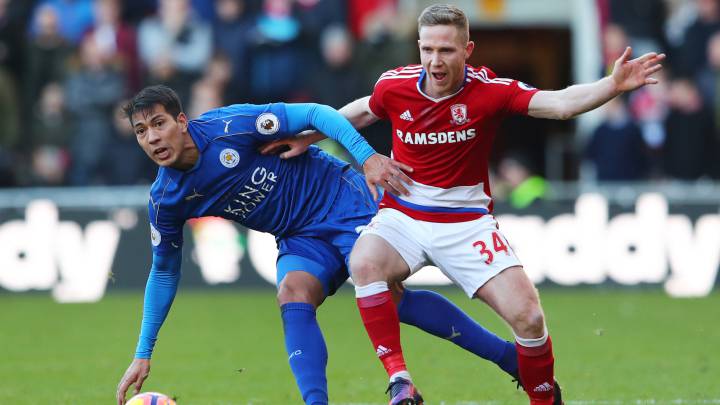Ulloa y Adam Forshaw en el Middlesbrough contra el Leicester City.
