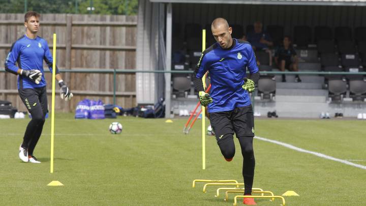 Pau López to continue at Tottenham - but as third choice