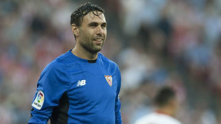 Sirigu en un partido con el Sevilla