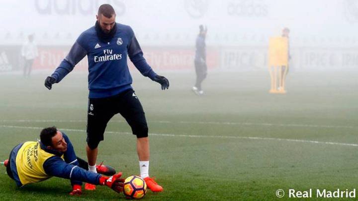 Lucas Vázquez, en solitario, ya corre y toca balón