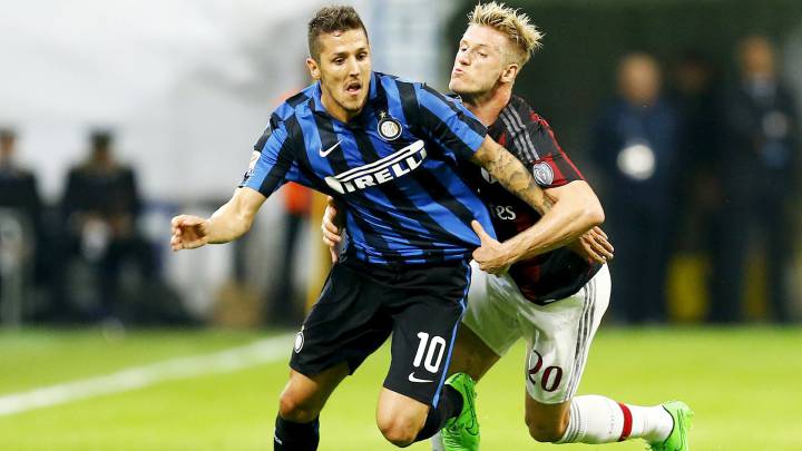 El delantero del Inter Milan Stefan Jovetic es agarrado por Ignazio Abate en un partido contra el Milan.