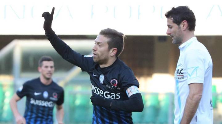 Alejandro Gómez con el brazalete de "Frozen"