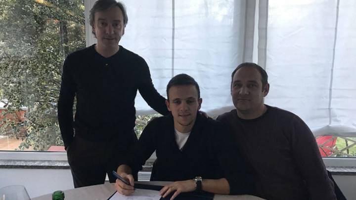 Nemanja Maksimovic firma, en presencia de Jesús 'Suso' García Pitarch, ya exdirector deportivo del Valencia, el contrato que le vincula con el club ché.