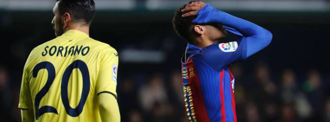 El delantero brasileño Neymar Jr. se lamenta durante el Villarreal 1-1 Barcelona, partido de LaLiga Santander disputado en el Estadio de la Cerámica.