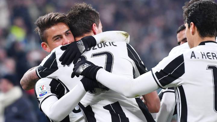El jugador de Juventus Paulo Dybala (i) celebra con su compañero Mario Mandzukic, después de anotar un gol contra el Atalanta hoy, miércoles 11 de enero de 2017, durante un partido de la Copa de Italia entre Juventus FC y el Atalanta Bergamasca Calcio, disputado en el estadio Juventus de Turín (Italia).