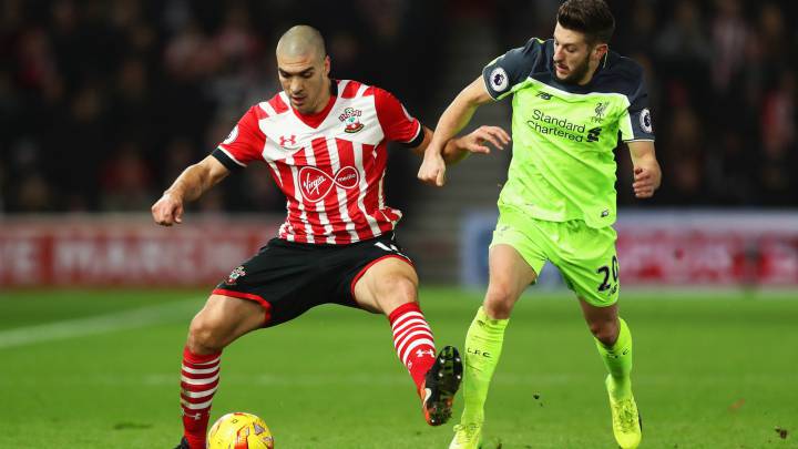 Oriol Romeu, del Southampton, con Adam Lallana, del Liverpool, durante la semifical de la EFL Cup.