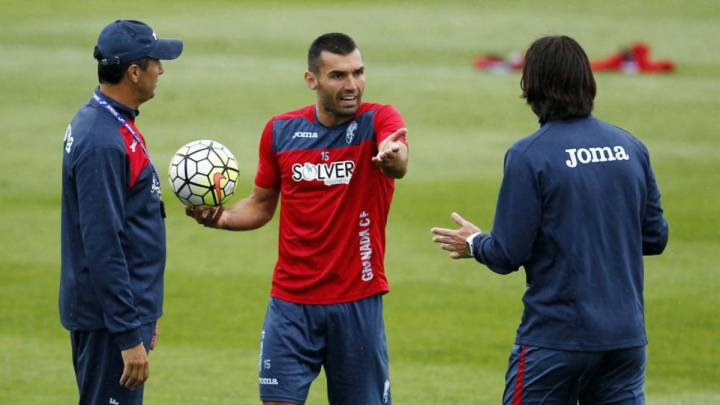 El delantero David Barral, en un entrenamiento con el Granada.