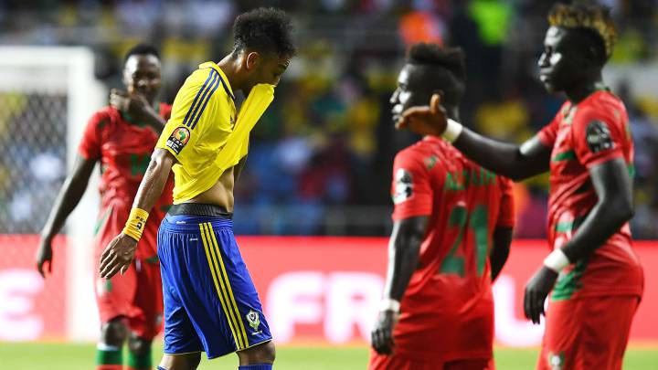 El delantero de la selección de Gabón Pierre-Emerick Aubameyang, cabizbajo tras el empate en el descuento de la selección de Guinea-Bissau en partido de la Copa de África de 2017 disputado en el Estadio de l'Amitie Sino-Gabonaise.