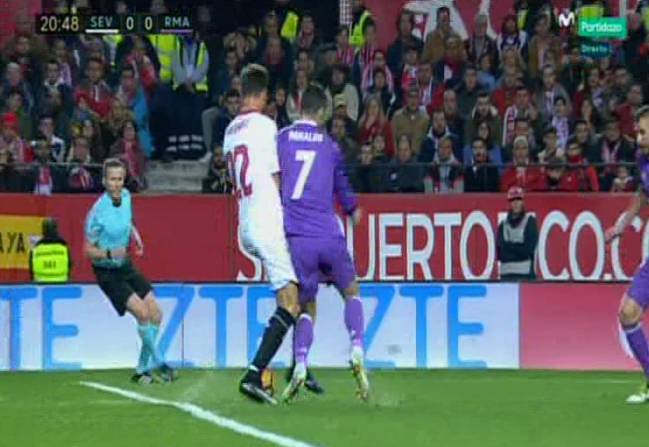 Cristiano Ronaldo choca en el área con Franco 'el Mudo' Vázquez durante el Sevilla-Real Madrid de LaLiga Santander 2016-2017, partido disputado en el Estadio Ramón Sánchez Pizjuán.