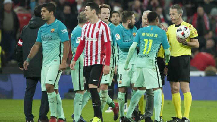 Los jugadores del FC Barcelona protestan al árbitro Fernández Borbalán en el partido de Copa del Rey con el Athletic, disputado en el estadio Nuevo San Mamés.