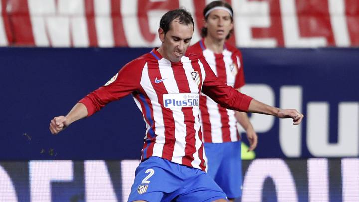 Godín contra el Betis.