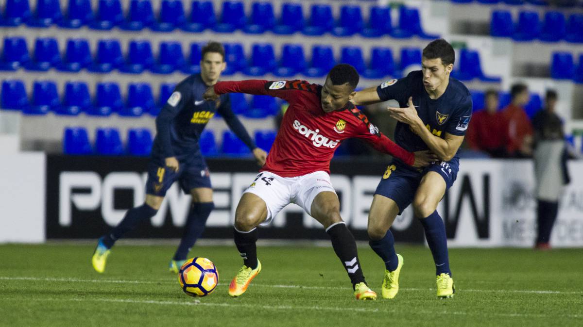 Uche ante el UCAM Murcia, sancionado con un partido de Segunda.