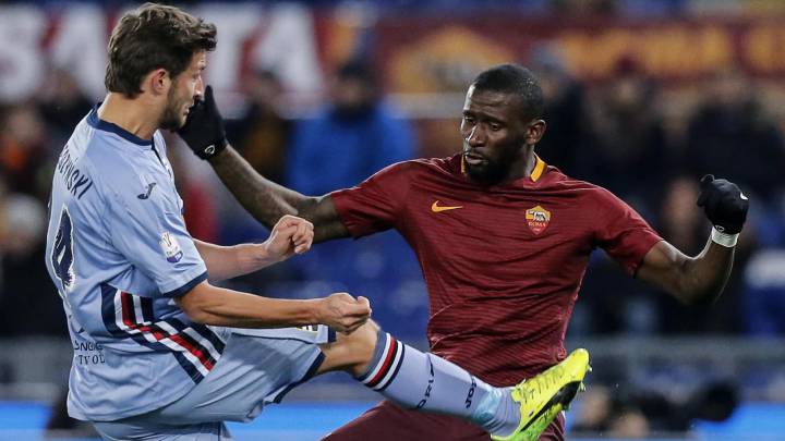 Antonio Rudiger de Roma ante Bartosz Bereszynski de Sampdoria hoy, 19 de enero de 2017, durante los octavos de final de la Copa Italia en el estadio Olímpico de Roma.