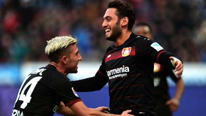 Hakan Calhanoglu, centrocampista del Bayer Leverkusen alemán, celebrando un gol con sus compañeros ante el Hertha BSC Berlin en partido de Bundesliga.