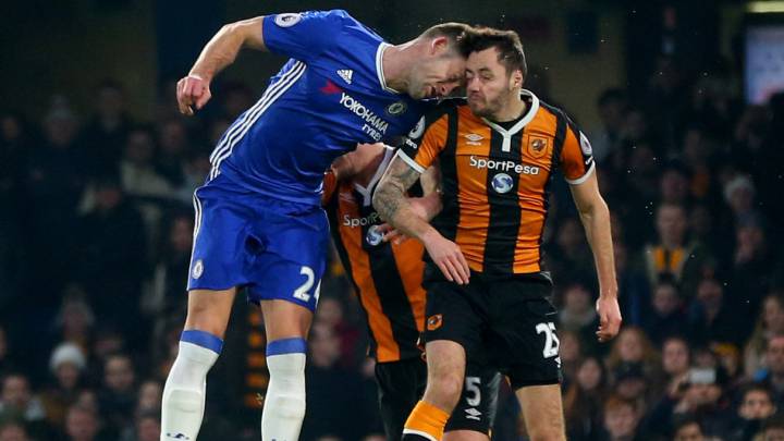 El espectacular choque entre Gary Cahill y Ryan Mason del Chelsea